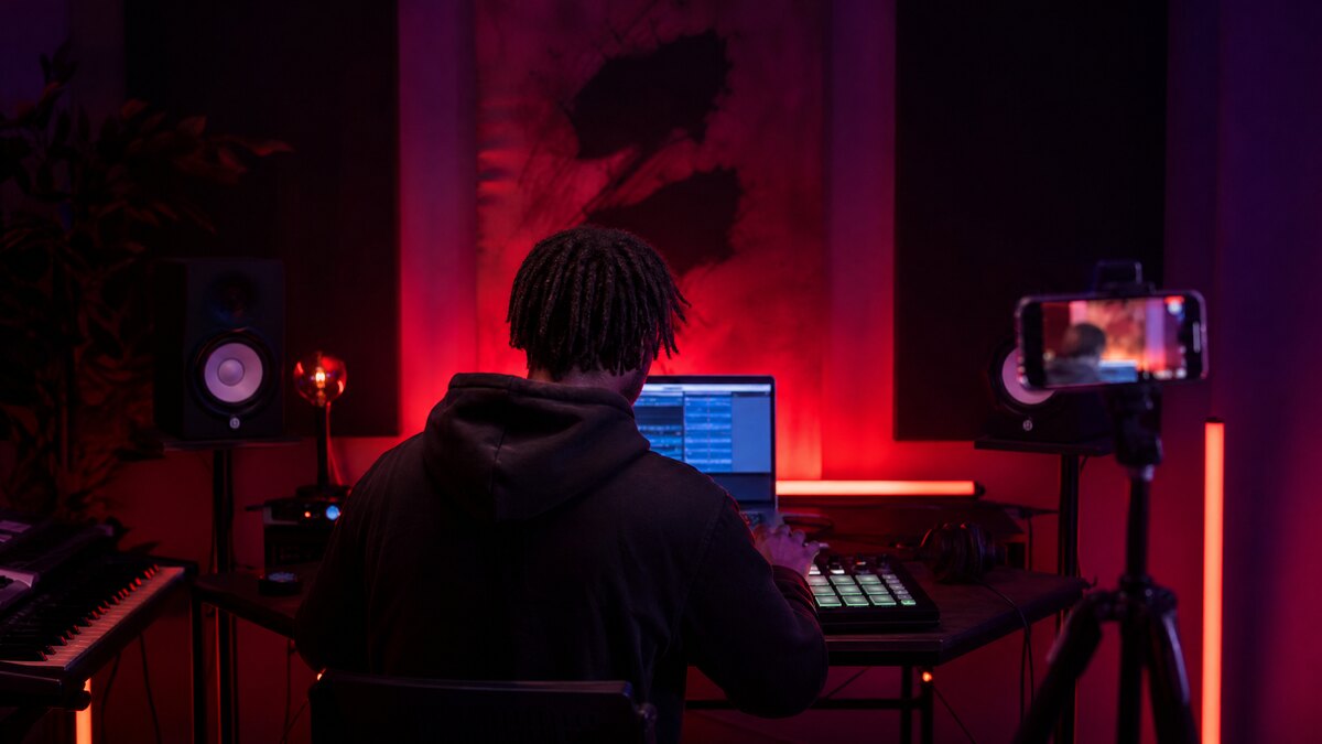 Produzent baut Beats live im Stream